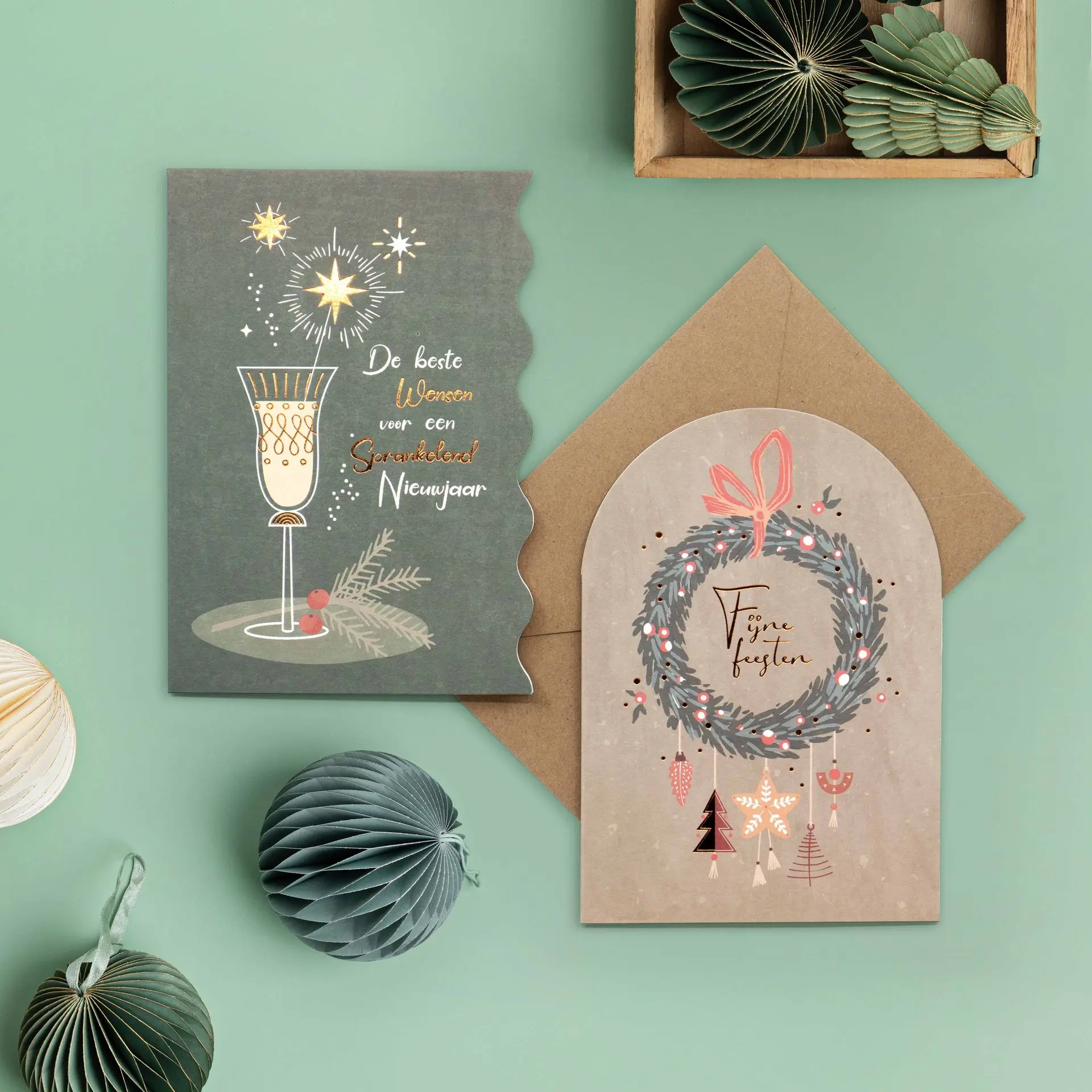 mooie wenskaarten met goudfolie en handgetekende elementen voor kerst en nieuwjaar